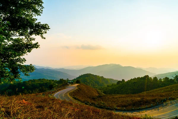 Katman dağ ve yol ile güzel günbatımı gökyüzü