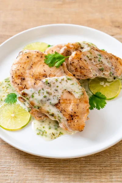 Grilled chicken with lemon lime sauce — Stock Photo, Image