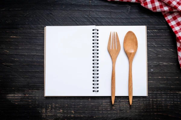 Libreta en blanco para nota de texto en superficie de madera con sapce de copia — Foto de Stock