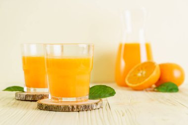 Ahşap arka plan üzerinde taze portakal suyu