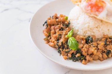 fesleğen pilav ve kızarmış yumurta ile tavada kızartılmış domuz eti