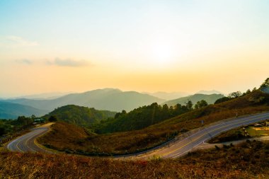 Katman dağ ve yol ile güzel günbatımı gökyüzü