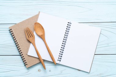 metin Not kopya sapce ile ahşap yüzeyde için boş defter