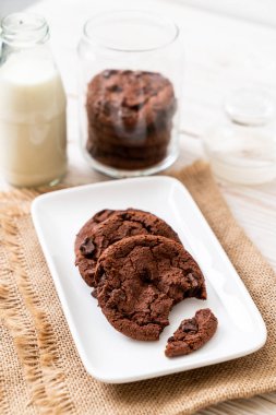 çikolata parçaları ile çikolatalı kurabiye 