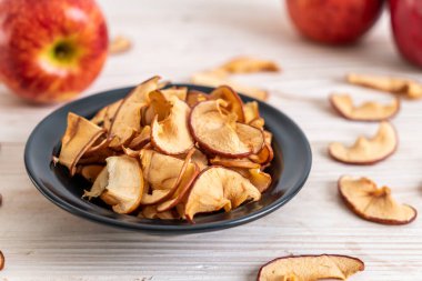 Ev yapımı kurutulmuş organik elma dilimli