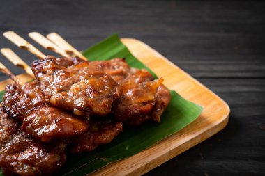 saptırılmış süt domuz beyaz yapışkan pirinç ile ızgara