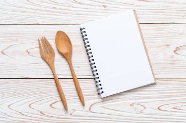 metin Not kopya sapce ile ahşap yüzeyde için boş defter