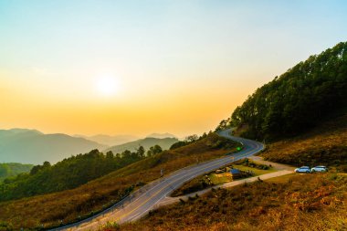 Katman dağ ve yol ile güzel günbatımı gökyüzü