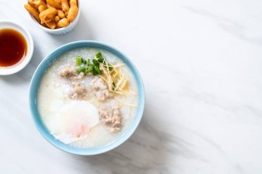 kase kıyılmış domuz eti ile pirinç çorbası 