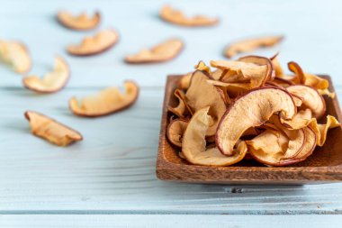 Ev yapımı kurutulmuş organik elma dilimli