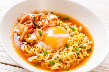 Kimchi ve yumurta ile Kore anlık erişte