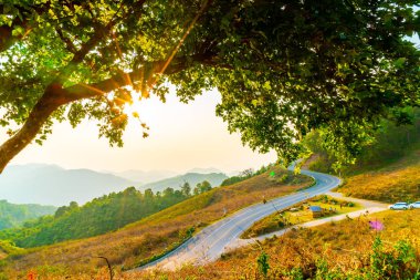 Katman dağ ve yol ile güzel günbatımı gökyüzü