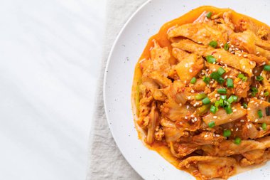 kimchi ile tavada kızartılmış domuz eti 