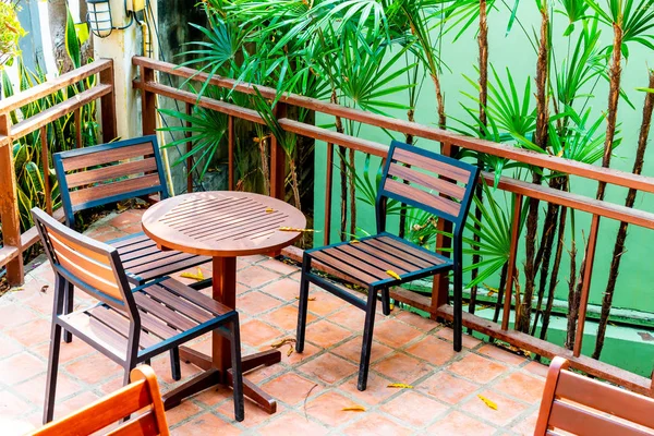 Mesa de patio al aire libre y silla —  Fotos de Stock