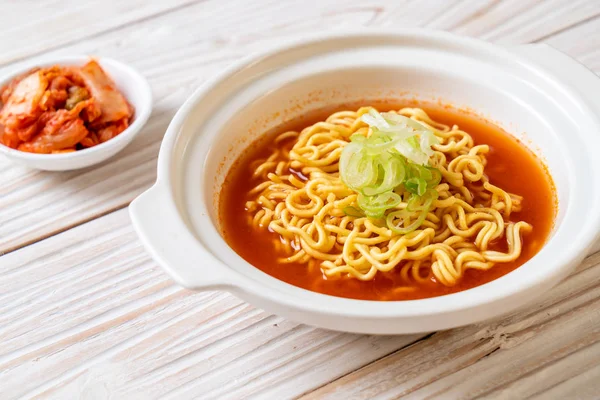 Mie instan pedas korea dengan kimchi — Stok Foto