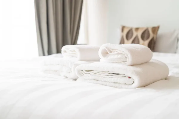 Decoración de toallas blancas en la cama — Foto de Stock
