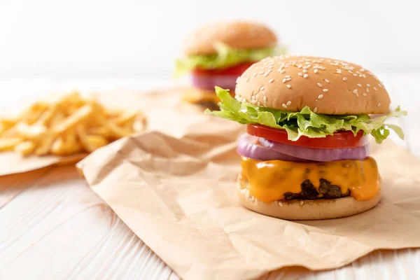 Świeża wołowina smaczne burger z serem i frytki — Zdjęcie stockowe