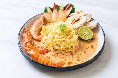 Baharatlı karides spagetti makarna (Tom Yum Goong)
