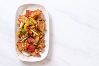 Cevizli kızarmış tavuk. 