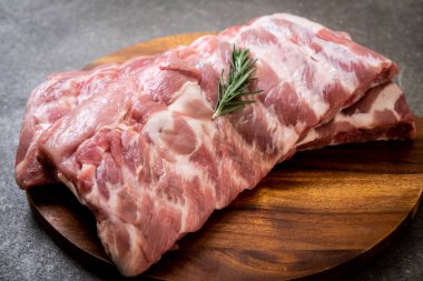 Taze çiğ domuz kaburgası. 