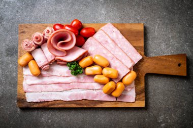 pastırma, sosis, jambon füme ve Barbekü domuz pastırması