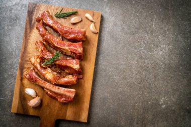 Taze Çiğ domuz kaburga malzemelerle kavurma için hazır