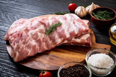 Taze çiğ domuz kaburgası. 