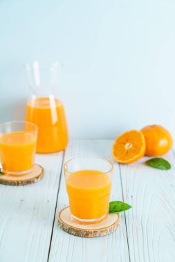 Ahşap arka plan üzerinde taze portakal suyu