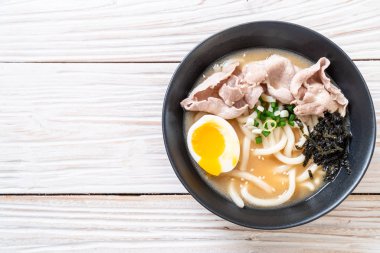 Udon ramen noodle ile domuz çorbası 