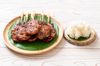 saptırılmış süt domuz beyaz yapışkan pirinç ile ızgara