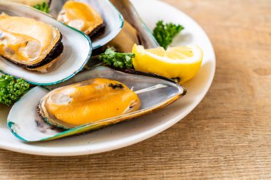 Limonlu ve maydanozlu midye