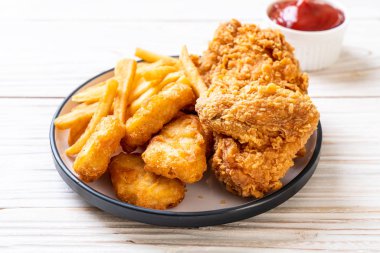 patates kızartması ve nuggets yemek kızarmış tavuk