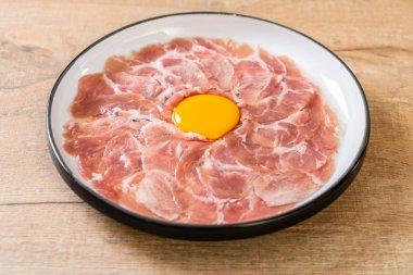 taze dilimlenmiş domuz yumurta ile ham