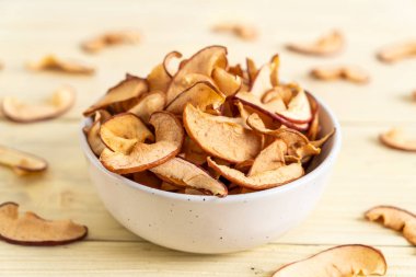 Ev yapımı kurutulmuş organik elma dilimli