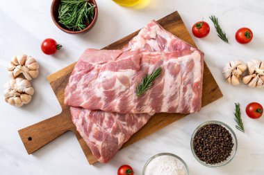 Taze çiğ domuz kaburgası. 