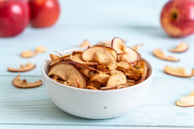 Ev yapımı kurutulmuş organik elma dilimli