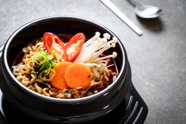 siyah kase Kore anlık erişte