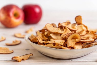 Ev yapımı kurutulmuş organik elma dilimli