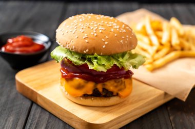 taze lezzetli biftek burger peynir ve ketçap