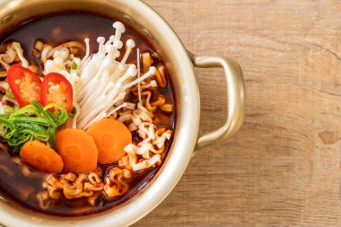 Altın tencerede Kore anlık erişte 