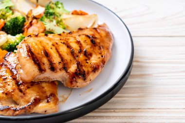 çukurunu tavuk göğsü biftek sebze ile