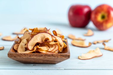 Ev yapımı kurutulmuş organik elma dilimli