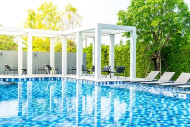 Yatak havuzu ile açık yüzme havuzunda otel ve tatil