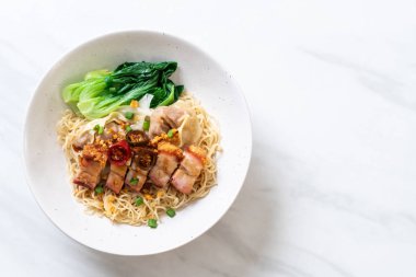 gevrek domuz yağı ve mantı ile yumurta şehriye çorbası