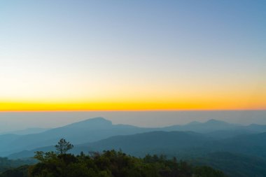 güzel katman dağ alacakaranlık gündoğumu gökyüzü ile