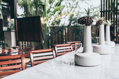 yemek masada güzel ve modern vazo