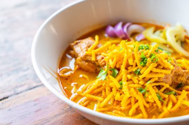 Tayland Kuzey tarzı Curried tavuk şehriye çorbası 