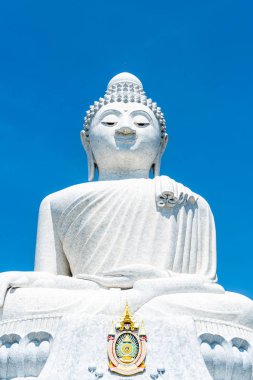 Beyaz mermer Big Buddha mavi gökyüzü ile