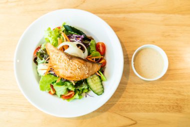 Kızarmış somon salata