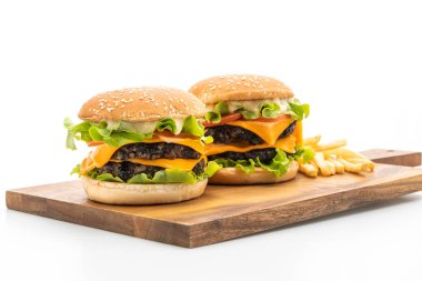 Beyaz arka planda taze lezzetli bir burger.